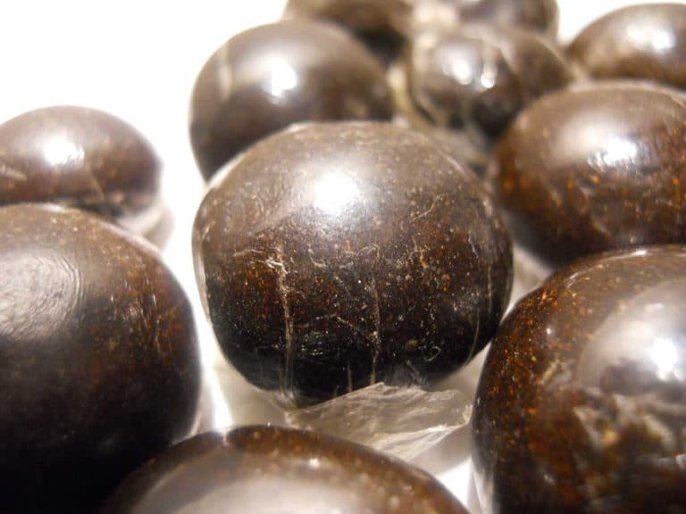 Esistono vari come verificare che il tuo hash è buonomodi per valutare la qualità dell'hashish. In primo luogo, l'aspetto può fornire diversi indizi importanti. 1. Colore L'hashish setacciato a secco di buona qualità dovrebbe avere un aspetto che va dal giallo chiaro al marrone rossastro. Se è leggermente pressato, dovrebbe essere abbastanza consistente nel colore, mentre fortemente pressato sarà generalmente più scuro all'esterno e più chiaro all'interno del blocco. L'hashish strofinato a mano dovrebbe essere nero-brunastro scuro e non dovrebbe apparire di colore troppo verde poiché ciò indica che una grande quantità di materiale vegetale rimane all'interno. 2. Coerenza In termini di consistenza, l'hashish setacciato a secco non dovrebbe essere troppo secco. L'hashish troppo secco può essere vecchio, segno che è stato conservato male o che può contenere quantità significative di riempitivo. La consistenza desiderata per un hashish setacciato a secco leggermente pressato è morbida, friabile e leggermente oleosa o appiccicosa al tatto. Un hashish setacciato a secco pressato pesantemente può essere più appiccicoso e untuoso e può essere estremamente duro, ma si ammorbidirà abbastanza da poter essere utilizzato se viene applicato un calore delicato. L'hashish sfregato a mano può variare notevolmente in consistenza. In genere, dovrebbe essere denso e di consistenza uniforme e non essere troppo appiccicoso, poiché ciò può indicare la presenza di oli aggiunti. Tuttavia, un po 'di hashish molto pulito strofinato a mano può essere molto appiccicoso e può diventare quasi liquido una volta riscaldato; in questi casi, sapore e aroma dovrebbero indicare se l'hashish è veramente pulito o se sono presenti contaminanti. L'hashish sfregato a mano dovrebbe sempre essere controllato all'interno per la presenza di muffe, poiché l'umidità della pianta fresca può spesso rimanere intrappolata all'interno se non adeguatamente lavorata. 3. Gusto Il gusto dell'hashish può anche variare ampiamente tra i tipi. L'hashish setacciato a secco tende ad essere più terroso di quello sfregato a mano, che è generalmente più speziato e dal sapore più floreale. Tuttavia, questa è una semplificazione eccessiva, poiché dipende molto dalla pianta madre ed è meno dipendente dalla tecnica utilizzata per realizzarla. In generale, fino a quando non viene rilevato alcun sapore acido, plasticoso o chimico, è lecito ritenere che l'hashish sia pulito. 4. Testare il tuo hashish con il test delle bolle Infine, il bubble test è un buon modo per determinare la qualità dell'hashish. Prendi un piccolo pezzo di hashish e applica una fiamma pulita (cioè da un accendino a butano o da uno stoppino di canapa piuttosto che un fiammifero). Se l'hashish è di buona qualità, dovrebbe bollire notevolmente sotto la fiamma ed emettere un fumo bianco puro. Se un residuo nero e fuligginoso rimane sull'hashish una volta rimossa la fiamma, o se il fumo emesso è nero, ciò indica la presenza di contaminanti.
